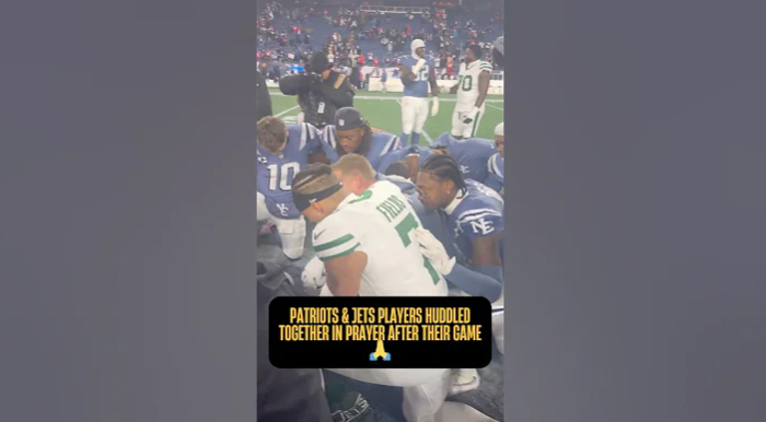 Patriots, Jets players pray together after Thursday Night Football matchup